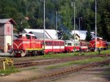 16.08.2003 - Tanvald: 715.001-4 (T 426.001), 820.021-4 (M 240.021) a 715.003-0 (T 426.003) se připravují na jízdu © PhDr. Zbyněk Zlinský