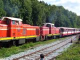 16.08.2003 - Kořenov: 715.003-0 (T 426.003) a 715.001-4 (T 426.001) na postrku ZvlOs 33392, odjíždějícího do Harrachova © PhDr. Zbyněk Zlinský