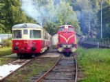 16.08.2003 - Tanvald: 820.021-4 (M 240.021) a 715.003-0 (T 426.003) se připravují na akci ''Zubačkou do Harrachova'' © PhDr. Zbyněk Zlinský