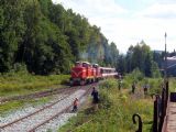 16.08.2003 - Kořenov: 715.003-0 (T 426.003) a 715.001-4 (T 426.001) na postrku ZvlOs 33392 odjíždějícího do Harrachova © PhDr. Zbyněk Zlinský