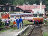 06.08.2011 - Kořenov: Os 25483 ''Zubačka 2011'' ve složení 820.056-0 (M 240.0056) + 5 x 020 + 715.003-0 (T 426.003) čeká na přestavení výhybky © PhDr. Zbyněk Zlinský