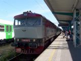 29.06.2005 - Hradec Králové hl.n.: 749.213-5 v čele R 6233/683 Hrádek nad Nisou - Pardubice místo motorového vozu řady 842 © PhDr. Zbyněk Zlinský