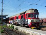 29.06.2005 - Hradec Králové hl.n.: od předchozího dne posprejovaný vůz 854.225-0 na postrku Os 5525 z Jičína © PhDr. Zbyněk Zlinský