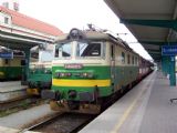 25.07.2005 - Hradec Králové hl.n.: 130.023-5 + 854.207-8 + 2x 053 jako R 680 ''Nisa'' Pardubice hl.n. - Liberec a 130.039-1 na Os 5684 do Jaroměře © PhDr. Zbyněk Zlinský