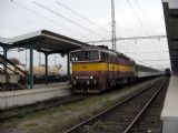 22.10.2005 - Hradec Králové hl.n.: 750.338-6 v čele Ex 560 ''Krakonoš'' Trutnov hl.n. - Praha-Smíchov (pro výluku odklonem na Pardubice) © PhDr. Zbyněk Zlinský