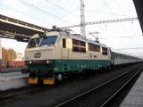 28.10.2005 - Hradec Králové hl.n.: 151.016-3 v čele opožděného Ex 560 ''Krakonoš'' Trutnov - Praha © PhDr. Zbyněk Zlinský