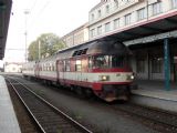 28.10.2005 - Hradec Králové hl.n.: 852.009-0 přijíždí v čele Os 5525 z Jičína © PhDr. Zbyněk Zlinský