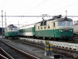 30.10.2005 - Hradec Králové hl.n.: 130.004-5 ve šturcu a 130.029-2 v čele Os 5243 do Chocně © PhDr. Zbyněk Zlinský