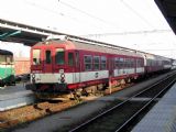 01.11.2005 - Hradec Králové hl.n.: 842.007-7 v čele R 683 Liberec - Pardubice s vozem 053.074-1 © PhDr. Zbyněk Zlinský