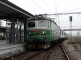 10.11.2005 - Hradec Králové hl.n.: 123.026-7 v čele Os 5227 Velký Osek - Hradec Králové hl.n. © PhDr. Zbyněk Zlinský