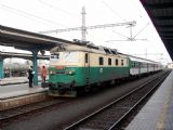 12.11.2005 - Hradec Králové hl.n.: 130.005-2 v čele Os 5224 do Velkého Oseka © PhDr. Zbyněk Zlinský