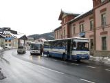 25.02.2012 - Tanvald: NAD za Os 16213 do Harrachova - jeden z autobusů se snaží vyjet na Krkonošskou ulici © PhDr. Zbyněk Zlinský