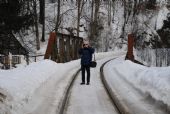 25.02.2012 - Tanvald: Zbyněk si fotí kamarády při návratu ze svého fotofleku u mostu přes Černou Desnou © Radek Hořínek
