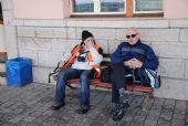 25.02.2012 - Tanvald: důchodci Karel a Zbyněk dávají spočinout svým nohám © Radek Hořínek