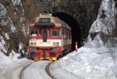 25.02.2012 - Tanvald: 854.202-9 + 854.212-8 jako Os 16221 do Harrachova mizí ve Žďárském tunelu © Radek Hořínek