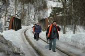 25.02.2012 - Tanvald: Radek, Zbyněk a Karel pochodují od fotofleku za mostem přes Černou Desnou © Martin Blaťák