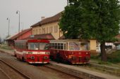 Setkání motorových vozů 812.005-7 s Os 6703 do Fiľakova a 810.453-1 s Os 6262 do Rimavskej Soboty v Jesenském (28.4.2011) © Josef Vendolský