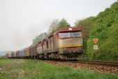 Dvojice ''zamračených'' 751.109-0 a 751.173-6 s nákladním v úseku Plešivec - Vidová (28.4.2011) © Josef Vendolský