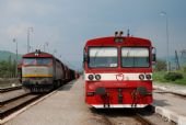 Křižování nákladního vlaku se 751.129-8 a osobního vlaku 6804 do Revúce s 812.037-0 ZSSK v Lubeníku (28.4.2011) © Josef Vendolský