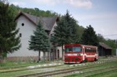 Motorový vůz 812.037-0 odpočívá před výpravní budovou v Muráni před odjezdem zpět do Plešivce jako Os 6807.(28.4.2011) © Josef Vendolský