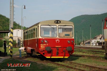 Motorový vůz 810.604-9 při zbrojení v RD Plešivec. Bílá stuha na motorovém voze je symbolem zastavení provozu na okolních tratích (28.4.2011) © Josef Vendolský