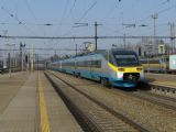 24.03.2012 - Pardubice hl.n.: 680.001 odjíždí jako SC 32 ''SC Pendolino'' Žilina - Praha hl.n., vpravo 363.031-6 s nákladním vlakem © PhDr. Zbyněk Zlinský