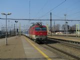 24.03.2012 - Pardubice hl.n.: 350.003-0 přijíždí v čele opožděného EC 275 ''Slovan'' Praha hl.n. - Budapest-Keleti pu © PhDr. Zbyněk Zlinský