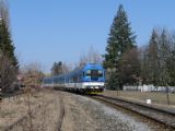 17.03.2012 - Jaroměř: 843.004-3 v čele R 987 Liberec - Pardubice na pozadí vil v ulici Karla Langra © PhDr. Zbyněk Zlinský