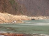 Tretí a štvrtý zárez vykúkajú z vody, Ružínska priehrada, 17.3.2012 © Marek L.Guspan