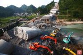 V r. 2007 padol spomínaný ''darčekový'' most vo výstavbe, príčina sa neuvádza. Provincia HuNan © tom.com