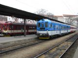 07.04.2012 - Brno hl.n.: 842.034-1 + 20-29 109-6 jako Os 4816 Brno hl.n. - Jihlava, vlevo 842.020-0 na Os 4454 Brno hl.n. - Oslavany © PhDr. Zbyněk Zlinský