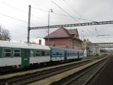 07.04.2012 - Skalice nad Svitavou: staniční budovu zakrývá souprava pro vlak směr Brno (foto z R 874) © PhDr. Zbyněk Zlinský