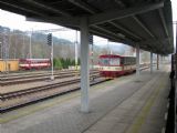 07.04.2012 - Skalice nad Svitavou: 810.618-9 odjíždí jako Os 14720 Skalice n.Svitavou - Velké Opatovice, vlevo 810.052-1 (foto z R 874) © PhDr. Zbyněk Zlinský