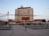 07.04.2012 - Hradec Králové: vzdor předpovědi jasná obloha nad stanovišti MHD a hotelem ''Černigov'' © PhDr. Zbyněk Zlinský