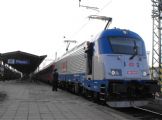 380.019 s ''nabrúseným'' rušňovodičom v čele Ex 560 ''Šohaj'' z Veselí nad Moravou do Prahy-Smíchova, 07.04.2012 © Róbert Žilka