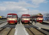 810.339, 810.162 a riadiaci vozeň ABfbrdtn 218 ''Matýsek'' v ŽST Krnov, 07.04.2012 © Róbert Žilka