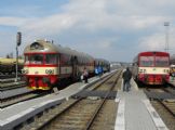 Rekonštruovaný riadiaci vozeň ABfbrdtn 225 ''Evička'' v čele R 1126 z Ostravy-Svinova do Olomouce hl. n. a 810.162 v ŽST Krnov, 07.04.2012 © Róbert Žilka