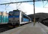 363.126 v čele R 606 ''Ohře'' v ŽST Ústí nad Labem hl. n., 08.04.2012 © Róbert Žilka