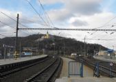 JZ zhlavie ŽST Ústí n.L. hl. n. - trať vľavo vedie cez Lovosice do Prahy a trať vpravo do Chebu, v pozadí Větruše, kam premáva lanovka, 08.04.2012 © Róbert Žilka