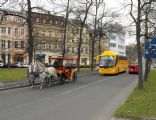 Za konským povozom musí spomaliť aj Jančura :-) Karlovy Vary, 08.04.2012 © Róbert Žilka