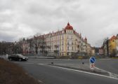 Rohový dom pri kruhovom objazde na Nábřeží Jana Palacha, Karlovy Vary, 08.04.2012 © Róbert Žilka