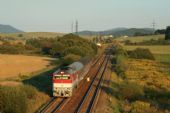 Rýchlik 934, ktorý skôr pripomína osobný vlak, ukrajuje posledné kilometre pred cieľom svojej cesty. © Juraj Ševčík.