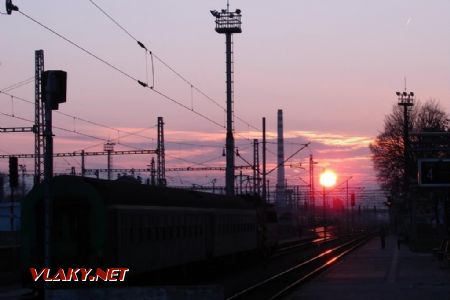 Elektrický vlak pripravený vyraziť proti noci do ďalšieho dňa © Marko