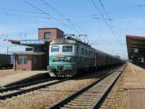 09.05.2012 - Pardubice hl.n.: 122.001-1 projíždí s nákladním vlakem směrem k České Třebové © PhDr. Zbyněk Zlinský