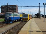 09.05.2012 - Pardubice hl.n.: 814.166-5/914.166-4 odjíždí jako Os 5353 do Chrudimi podél 140.004-3 a 759.002-9 v čele Sv 1306 © PhDr. Zbyněk Zlinský