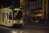 Vídeň: tramvajová jednotka řady 4400 společnosti WLB přijíždí na trase z Badenu k Opeře do zastávky Philadelphiabrücke	3.3.2012	 © Lukáš Uhlíř