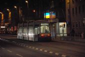 Vídeň: kratší verze nízkopodlažní tramvaje typu ULF stojí na zastávce Philadelphiabrücke a míří do Lainzu	3.3.2012	 © Lukáš Uhlíř