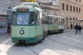 Řím: šedesátiletá tramvaj typu TAS ev.č. 7069 projíždí na lince 5 obloukem z Via Manin k nádraží Termini	4.3.2012	 © Lukáš Uhlíř