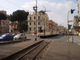 Řím: obstarožní souprava z roku 1926 přijíždí po úzkokolejné trati do Giardinetti ulicí Via Giolitti k bráně Porta Maggiore	4.3.2012	 © Jan Přikryl