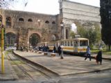 Řím: obstarožní souprava z roku 1926 stojí v zastávce úzkokolejné trati do Giardinetti pod bránou Porta Maggiore	4.3.2012	 © Jan Přikryl